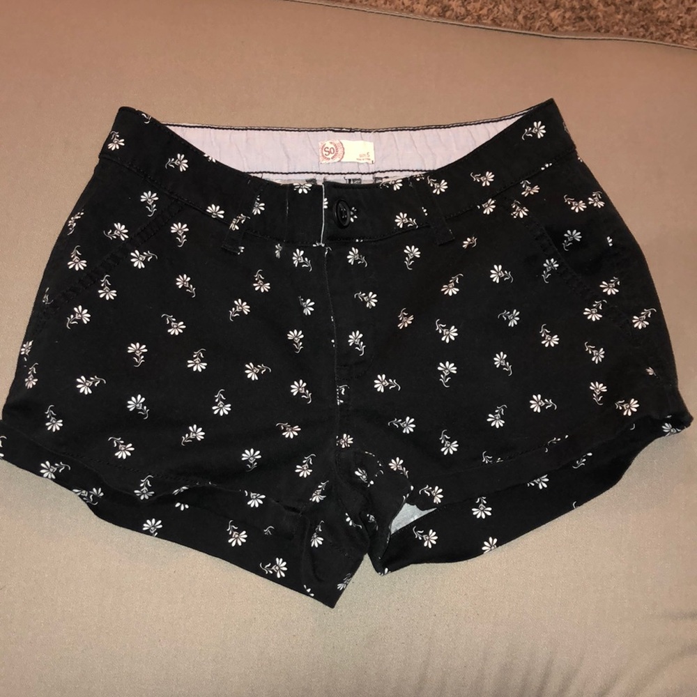 10/$35🏷❤️SO sz 5 black flower floral short black shorts summer casual stylish